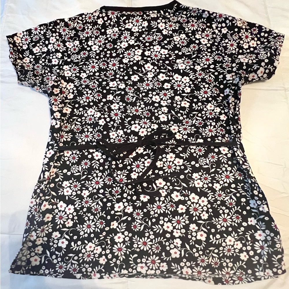 Willow Black‎ and White Floral Scrub Top - Picture 2 of 4